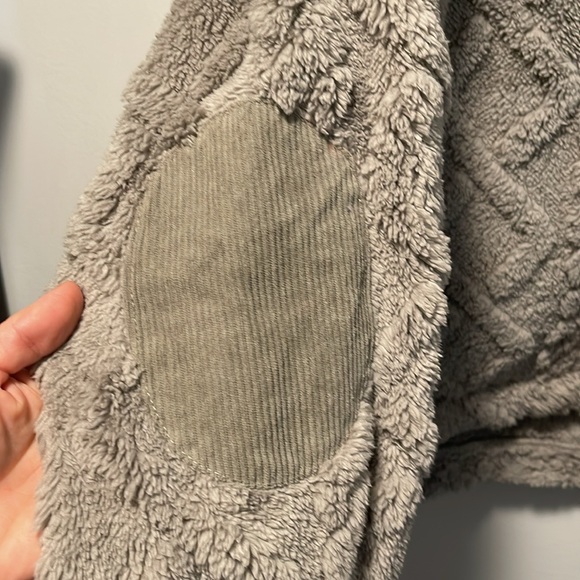 Furry diamond patterned fleece size large. - Picture 3 of 8